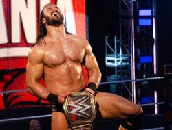 фото - Чемпион WWE Макинтайр ответил Фьюри: Я не бомж, как твои предыдущие оппоненты