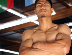 фото - «Майки» Гарсиа отстоял титул в бою с Бургосом