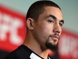 фото - Жизнь чемпиона UFC Роберта Уиттакера в опасности — Дэйна Уайт