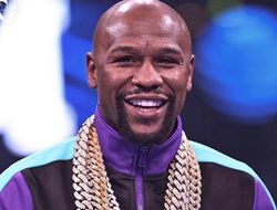 фото - Беленюк толкнул Усика, золотая ноша Мэйуэзера, Жустино колесит по Африке — соцсети