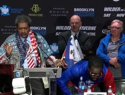 фото - Дон Кинг поёт песни Бермейну Стиверну: видео