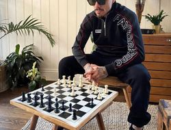 фото - PlayStation, матрас, идиоты и шахматы — Камбосос нарушил «обет молчания»