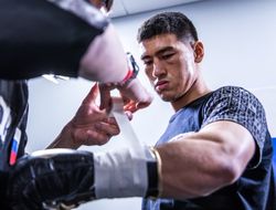 фото - Кадр дня: Бивол провёл дуэль взглядов с легендарным «супер-пупертяжем»