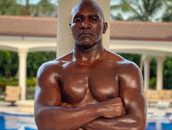 фото - Отъезд Ломаченко, прекрасная форма Холифилда, Магомедшарипов обещает исправиться — соцсети 