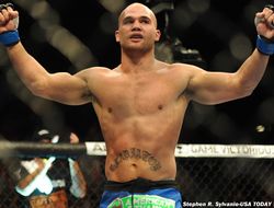 фото - UFC on FOX 12: Робби Лоулер побил Мэтта Брауна