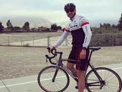 фото - Соцсети: Беринчик с олимпийским мишкой, Гвоздик на велотренировке, Кудряшов готовится к бою