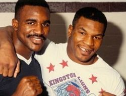 фото - Майк Тайсон боится драться с Холифилдом, он напуган и предвидит свой нокаут — босс Triller