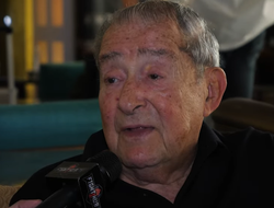 фото - Реакция Арума на слухи о том, что Ломаченко завершил карьеру: «Это всё, что я могу сделать»