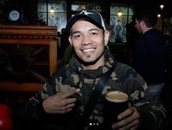 фото - Цзю в баре, Донэйр в пабе, а Фьюри с супругой в ванне — соцсети