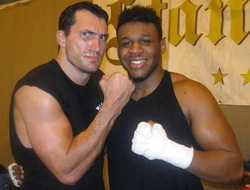 фото - Вести из соцсетей: водные развлечения Ломаченко и Усика, понты Стивенсона и адский нокаут Табити