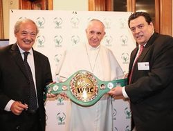 фото - Головкин на мероприятии дома моды, Фьюри в Праге, Сулейман с Папой Римским — соцсети