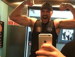 фото - Вести из соцсетей: Головкин на UFC, облегчение Ковалёва и омоложение Бриггса