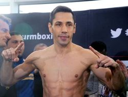 фото - Феликс Штурм растерзал Дэррена Баркера