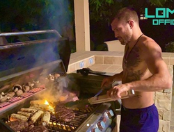 фото - Ломаченко колдует над огнём, Усик с особенным автомобилем, топ-10 глухих одноударных нокаутов — соцсети 