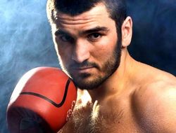 фото - Артур Бетербиев нокаутировал Александера Джонсона