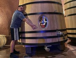 фото - Top Rank выражает уважение Ломаченко, Руис отрабатывает комбинации, Климас обнимает бочку вина — соцсети