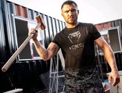 фото - Ломаченко строит наследие, Беринчик показал авто после аварии, Чисора поглаживает скотину — соцсети