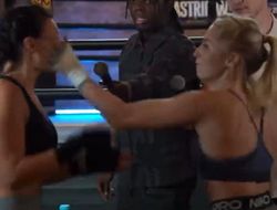 фото - Звёзды OnlyFans и TikTok сцепились и сорвали бой: одна серьёзно пострадала — видео