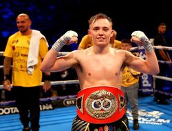 фото - Санни Эдвардс отобрал титул у возрастного Морути Мталане