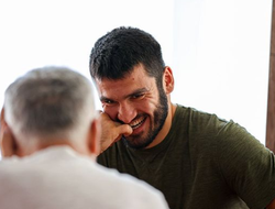 фото - Редкач сцепился с Ломаченко в церкви, Бетербиев развивает мозг, Олейник может нарубить дров — соцсети 