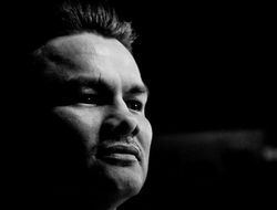 фото - Сюр. Майдана носит памятный кулон — выбитый зуб Мэйуэзера. Тот всё отрицает