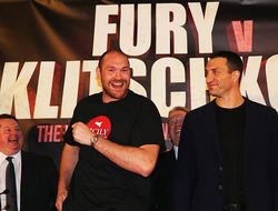 фото - Эффектное явление Фьюри на пресс-конференцию с Кличко: видео из Манчестера