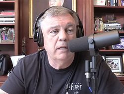 фото - «Города уничтожены, люди убиты». Тедди Атлас о реванше Усик – Джошуа 