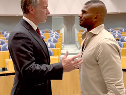 фото - Алистар Оверим идёт в политику. Всё из-за коронавируса