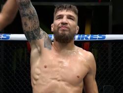 фото - Амосов растерзал Альвареса на UFC 328