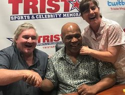 фото - Шайка Броунера довела таксиста, Нурмагомедов работает с Веласкесом, Тайсон раздаёт автографы — соцсети