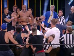 фото - Майк Тайсон «хочет Льюиса и Холифилда», устроил драку в реслинг-шоу: видео