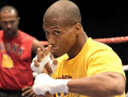 фото - Бой Карлоса Молины и Корнелиуса Бандрейджа отсрочен на месяц