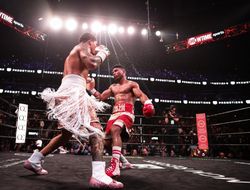 фото - Дэвис — о предстоящем поединке против Санта Круса и избиении Редкача в спарринге