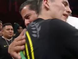 фото - Мексиканец побил гейткипера. Сулейман надел на него футболку и сделал претендентом: видео