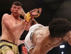 фото - Нокаут года в ММА? «Чёрная смерть» ярко вырубает соперника ногой с разворота — видео