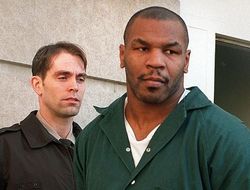 фото - Скандалист Майк Тайсон: Rolls-Royce — как взятка копам, молящий о пощаде Брэд Питт и драка в тюрьме