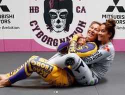 фото - Холифилд посвящает возвращение маме, Киборг выпускает злость с дочерью, обнажённая роза Бродницка — соцсети