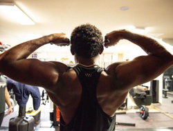 фото - Видео. Раскачавшийся экс-чемпион UFC Джон Джонс работает на лапах