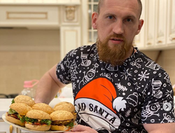 фото - Кудряшов наготовил бургеров, Уотерсон эксплуатирует Дарта Вейдера, а Дэнни Гарсиа в недоумении — соцсети 