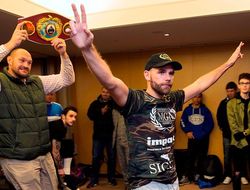 фото - Сондерс подтверждает: Я пожал руку Уайлдеру, мы «зарыли курицу войны»