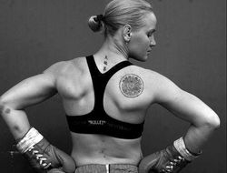 фото - Валентина Шевченко сразится с Таилой Сантос на UFC 275