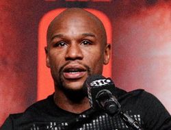 фото - Мэйуэзер: «Бог не будет на стороне Пакьяо»