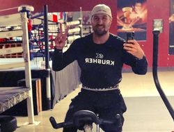 фото - Ломаченко и ССН, Хёрд набил Пикачу, Ковалёв изменил пробежке — соцсети