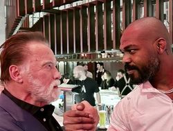 фото - Дичь-обвинение! Джонс скрылся с места ДТП, оставил обнажённую женщину