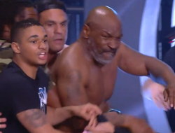 фото - Майк Тайсон схлестнулся с Джерико: он разорвал на себе одежду — видео