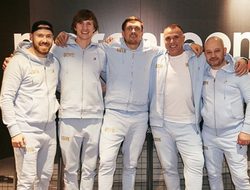 фото - Работа ног Усика для СМИ, новый бой Выхриста уже завтра, лучшие костюмы для выхода в ринг от Top Rank — соцсети