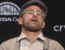 фото - Волкановски уснул на пресс-конференции, а Топурия украл его пояс: видео