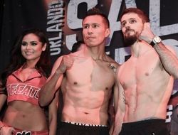 фото - Франсиско Варгас победил Стивена Смита, едва не оторвав тому ухо