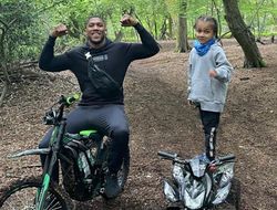 фото - Джошуа на байке гоняет по бездорожью, Усик вкалывает на пневмогруше: видео