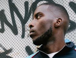 фото - Небитый тяжеловес Лоуренс Околи через пень колоду прошёл «Ассасина»